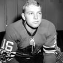Na archívnej snímke z 24. októbra 1957 18-ročný hokejista Chicaga Blackhawks Bobby Hull sedí v šatni v Chicagu.
