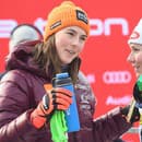 Na snímke vpravo americká lyžiarka Mikaela Shiffrinová, vľavo Slovenka Petra Vlhová.