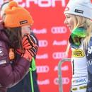 Na snímke vpravo americká lyžiarka Mikaela Shiffrinová, vľavo Slovenka Petra Vlhová.