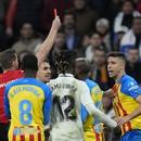 Rozhodca Javier Alberola Rojas ukazuje červenú kartu hráčovi Valencie Gabrielovi Paulistovi (vpravo) počas futbalového zápasu španielskej La Ligy medzi Realom Madrid a Valenciou.