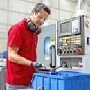Priemerná mesačná mzda operátora CNC stroja je 950 - 1 500 €.