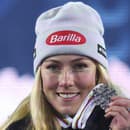 Americká lyžiarka Mikaela Shiffrinová pózuje so striebornou medailou.