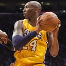 Dres s číslo 24 tragicky zosnulého basketbalistu Kobeho Bryanta (vpravo) vydražili za 5,8 milióna dolárov.