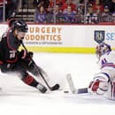 Slovenský brankár Jaroslav Halák (Rangers) v stretnutí proti Caroline.