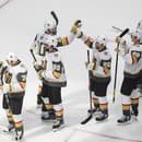 Hokejisti Vegas Golden Knight oslavujú víťazstvo v NHL.