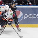 Na snímke zľava Patriks Zabusovs (Michalovce) a  Milan Kytnár (Slovan) bojujú o puk počas zápasu 37. kola Tipos Extraligy HC Slovan Bratislava - HK Dukla Ingema Michalovce v Bratislave.