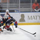 Na snímke zľava Peter Galamboš, Christián Michalčin (obaja Michalovce) a Brant Harris (Slovan) počas zápasu 37. kola Tipos Extraligy HC Slovan Bratislava - HK Dukla Ingema Michalovce v Bratislave