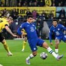 Hráč Dortmundu Marius Wolf(uprostred) kope do lopty cez Thiagu Silva z Chelsea vo futbalovom zápase osemfinále Ligy majstrov