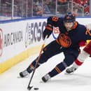 V súboji o puk Dylan Larkin (vpravo) a útočník Edmontonu Leon Draisaitl (vľavo).