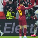Hráč Salzburgu Nicolas Capaldo (vľavo) sa teší po strelení gólu do siete AS Rím.
