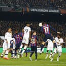 Hráč Barcelony Marcos Alonso(hore vpravo) strieľa úvodný gól vo futbalovom zápase play off o osemfinále Európskej ligy FC Barcelona - Manchester United.