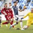 Na snímke vľavo v popredí André Green (Slovan) a vpravo brankár Matúš Hruška (B. Bystrica).