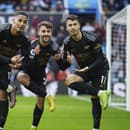 Hráči Arsenalu Londýn William Saliba (vľavo), Jorginho (uprostred) a Gabriel Martinelli sa tešia z gólu.