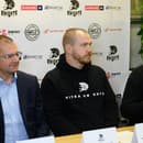 Na snímke zľava generálny partner klubu amerického futbalu Nitra Knights Samuel Vetrák, predseda klubu Matej Gašperan a hlavný tréner mužstva James Sutton.