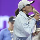 Poľská tenistka Iga Swiateková pózuje s trofejou po víťazstve vo finále ženskej dvojhry nad Američankou Jessicou Pegulovou na turnaji WTA v katarskej Dauhe