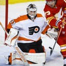 Brankár Philadelphie Flyers Samuel Ersson (vľavo) a hokejista Calgary Flames Tyler Toffoli.