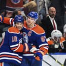 Connor McDavid (vpravo) sa teší po góle.