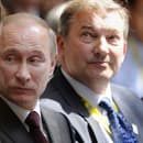 Vladislav Treťjak (vpravo) na archívnej snímke z roku 2011 po boku ruského prezidenta Vladimira Putina