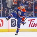  Kanadský hokejový útočník Connor McDavid sa stal prvým hráčom v prebiehajúcej sezóne NHL, ktorý strelil 50 gólov. 