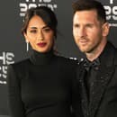 Argentínsky futbalista Lionel Messi pózuje so svojou manželkou Antonelou Roccuzzovou.  