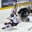 Na snímke zľava Dominik Jendroľ (Prešov), brankár Dominik Riečický a Alex Breton (obaja Košice).