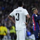 Hráči Barcelony oslavujú po tom, ako Eder Militao z Realu Madrid strelil vlastný gól vo futbalovom zápase semifinále Španielskeho pohára v Madride 2. marca 2023. 
