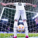 Hráč Realu Madrid Eder Militao (druhý sprava) reaguje po tom, ako strelil vlastný gól vo futbalovom zápase semifinále Španielskeho pohára v Madride 2. marca 2023.