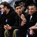 Marocký futbalista Achraf Hakimi a Kylian Mbappé počas zápasu NBA. 