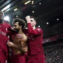 Mohamed Salah (v strede) oslavuje so spoluhráčmi z FC Liverpool.