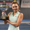 Rumunská tenistka Jaqueline Cristianová pózuje s trofejou víťazky tenisového turnaja žien Empire Womens Indoor 2023 po víťazstve vo finále dvojhry nad Francúzkou Oceane Dodinovou v Trnave.