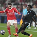 Na snímke sprava hráč FC Bruggy Kamal Sowah a hráč Lisabonu Rafa Silva v odvete osemfinále Ligy majstrov vo futbale Benfica Lisabon - FC Bruggy.