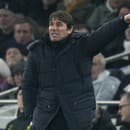 Tréner Antonio Conte z Tottenhamu dáva pokyny počas odvetného zápasu osemfinále Ligy majstrov Tottenham Hotspur - AC Miláno.