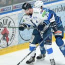 Patrik Svitana (Poprad) a Luke Green (Nitra) bojujú o puk.