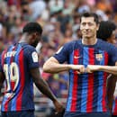 Hráč Barcelony Robert Lewandowski oslavuje po tom, ako strelil úvodný gól vo futbalovom zápase španielskej ligy La Liga FC Barcelona - Elche CF. 