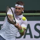 Slovenský tenista Alex Molčan odvracia úder Chorváta Bornu Čoriča v zápase 2. kola mužskej dvojhry na turnaji ATP v americkom Indian Wells.