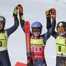 Americká lyžiarka Mikaela Shiffrinová (uprostred) sa raduje z víťazstva v obrovskom slalome na finálovom podujatí Svetového pohára 19. marca 2023 v andorrskom Soldeu. Druhá skončila Nórka Thea Louise Stjernesundová  (vľavo) a tretia Valerie Grenierová z Kanady.