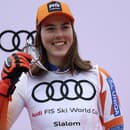 Na snímke slovenská lyžiarka Petra Vlhová pózuje s medailou za celkové tretie miesto v disciplíne slalom.