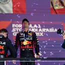 Mexický jazdec Sergio Perez (uprostred) z Red Bullu sa teší z víťazstva na Veľkej cene Saudskej Arábie seriálu F1, 19. marca 2023 v Džidde. Na druhom mieste skončil tímový kolega Max Verstappen (vľavo) z Holandska a vpravo tretí Španiel Fernando Alonso z tímu Aston Martin.