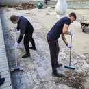 Počas brigády vyčistili zamestnanci SOŠV aj fontánu pri Dome športu.
