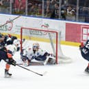 Na snímke vpravo Brant Harris (HC Slovan Bratislava) strieľa druhý gól.