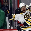 Hokejista David Pastrňák (88) z Bostonu Bruins sa teší z gólu so spoluhráčom Tylerom Bertuzzim počas zápasu.