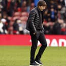 Na archívnej snímke z 18. marca 2023 tréner Antonio Conte odchádza z ihriska po zápase anglickej Premier League proti Southamptonu.