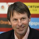 Na snímke nový tréner futbalového klubu AS Trenčín František Straka odpovedá na otázky novinárov počas brífingu v Trenčíne.