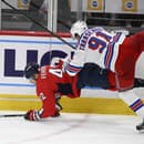 Martin Fehérváry (Washington) v súboji s Vladimirom Tarasenkom (Rangers).