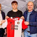 Leo Sauer (v strede) po podpise zmluvy s Feyenoordom Rotterdam.