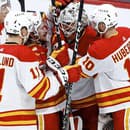 Hokejisti Calgary oslavujú dôležité víťazstvo, sú bližšie k play off.