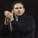 Frank Lampard sa vrátil na lavičku futbalistov Chelsea FC, kde bude pôsobiť do konca sezóny ako dočasný tréner.