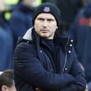 Frank Lampard sa vrátil na lavičku futbalistov Chelsea FC, kde bude pôsobiť do konca sezóny ako dočasný tréner.