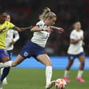 Anglická futbalistka  Leah Williamsonová v súboji o loptu s Brazílčankou Kerolinou počas futbalového zápasu žien Finalissima medzi Anglickom a Brazíliou