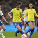 Brazílska futbalistka Rafaelle (uprostred) kontroluje loptu počas futbalového zápasu žien Finalissima medzi Anglickom a Brazíliou